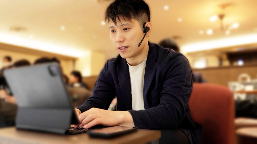 周囲からの騒音を除去し通話者の声のみを伝えるヘッドセット