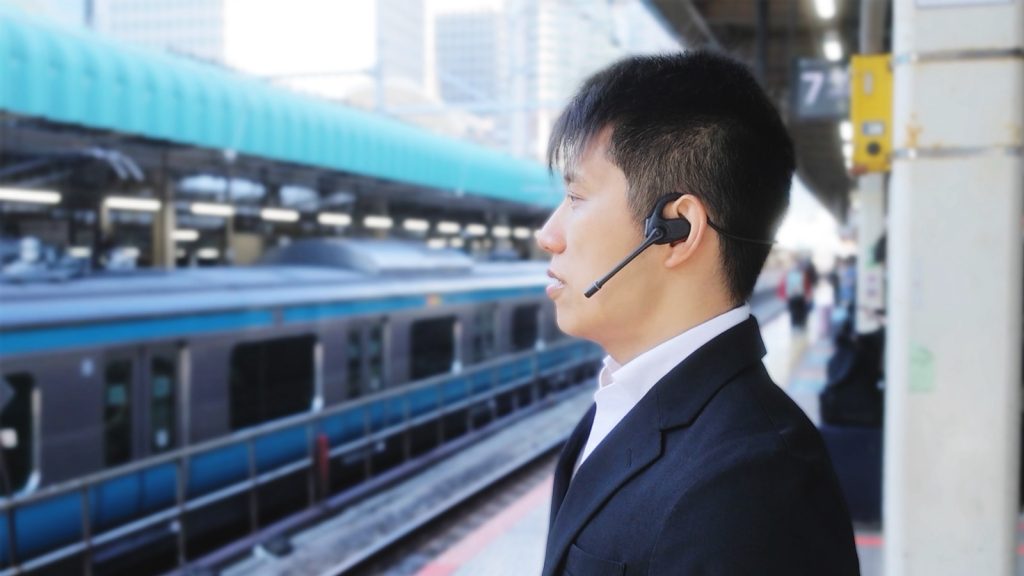 周囲からの騒音を除去し通話者の声のみを伝えるヘッドセット